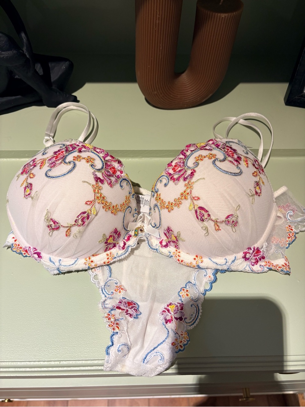 Embroidered White Push-Up Bra with Floral Detail